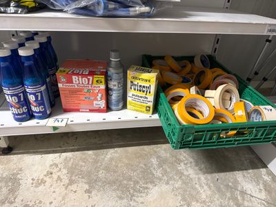 une étagère sur laquelle sont disposés divers articles dans un magasin