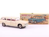 une petite voiture devant une boîte sur laquelle figure l'image d'un homme à l'arrière