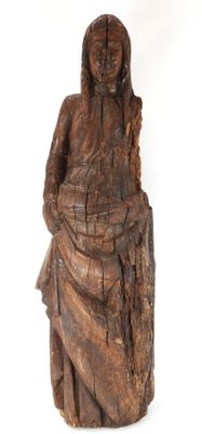 statue en bois représentant une femme tenant un panier, sur fond blanc