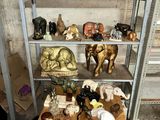 une étagère sur laquelle sont disposées de nombreuses figurines de toutes sortes