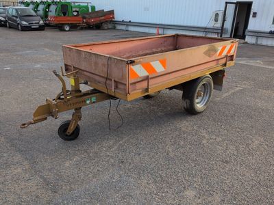 an image of a small trailer in a parking lot