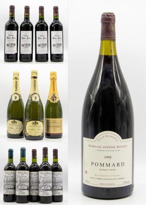 de nombreuses bouteilles de vin et des bouteilles de vin sur la table