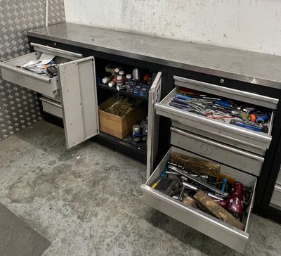 une image d'une cuisine avec un évier et un réfrigérateur
