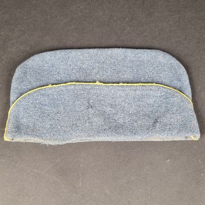 un gros plan d'un sac à main gris et jaune posé sur une table