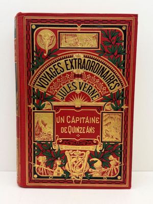 un vieux livre à la couverture rouge et aux lettres dorées