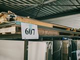 une enseigne indiquant « 607 » sur le côté d'un immeuble