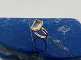un gros plan sur une pierre bleue surmontée d'une bague en or