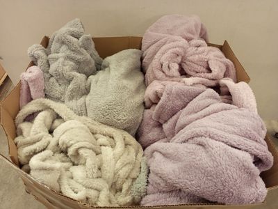 une boîte en carton remplie de serviettes de toutes les couleurs