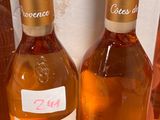 plusieurs bouteilles de vin sont alignées sur un comptoir