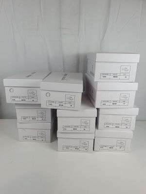 plusieurs boîtes blanches empilées les unes sur les autres sur une table