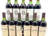 plusieurs bouteilles de vin sont alignées sur une surface blanche