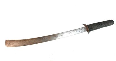 JAPON Sabre à lame en acier, gravé, fourreau en cordelette