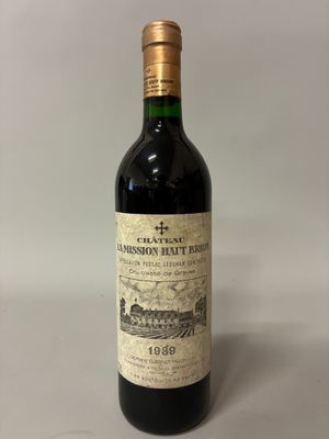 une vieille bouteille de vin posée sur une table