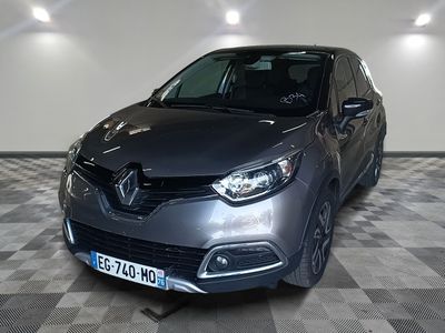 L'avant d'une voiture grise est garé sur un sol à damier.