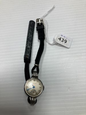 gros plan d'une montre-bracelet avec un bracelet noir