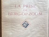 un vieux livre posé sur une table en bois à côté d'une fenêtre