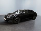 Une voiture noire est garée dans une pièce blanche au sol noir.