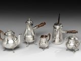 un ensemble de théières et de cafetières en métal argenté