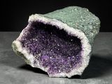 une image représentant un morceau de roche surmonté de cristaux violets