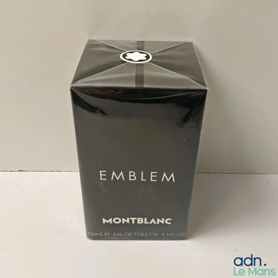 une boîte noire vide posée sur une table blanche