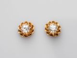 une image d'une paire de boucles d'oreilles en or et diamants