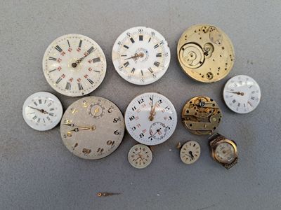 de nombreux types d'horloges différents posés sur la table