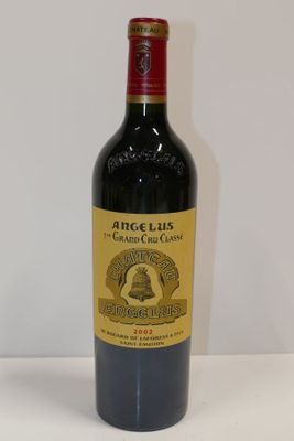 une bouteille de vin posée sur une table