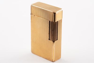 une image représentant un briquet doré sur fond blanc