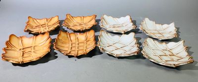 cinq petits bols posés sur une table