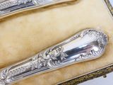deux cuillères en argent posées dans une boîte sur une table