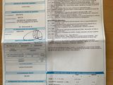 un gros plan d'un ticket de caisse posé sur une table en bois