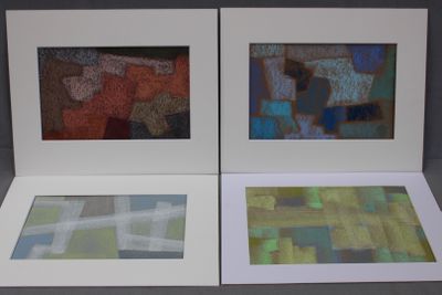 deux cartes conçues pour ressembler à des tableaux abstraits
