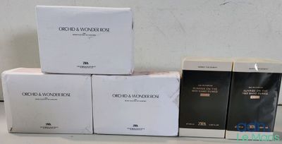 trois boîtes sont empilées sur une table