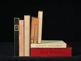 plusieurs livres sont empilés sur une table