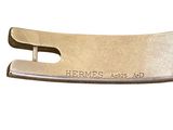 une image représentant une plaque en laiton sur laquelle est inscrit le mot « Hermess »