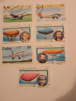 plusieurs timbres représentant un avion, un avion, un avion et un ballon