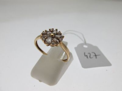 un gros plan d'une bague avec une étiquette posée sur une table