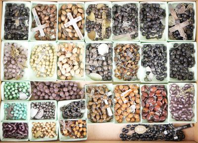 une boîte remplie de toutes sortes de fruits à coque et de noix