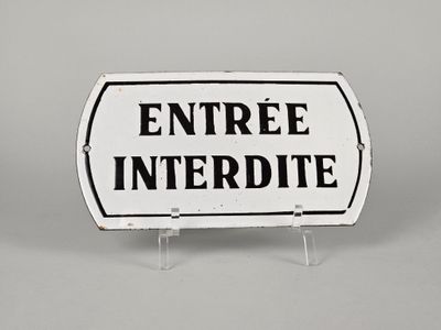 une photo d'un panneau sur lequel est inscrit « entrée interdite »