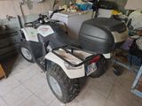 une moto qui est garée dans un garage