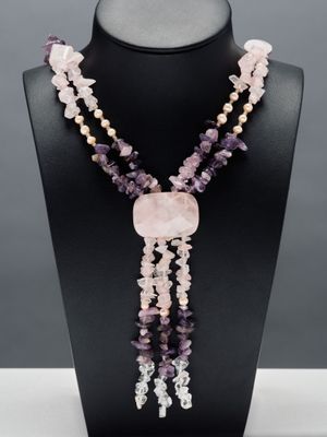 Imposant sautoir composé de deux rangs de pierres roulées de…