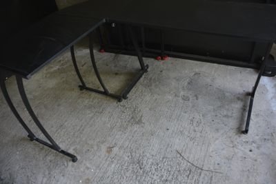 une image représentant un bureau sur lequel se trouve un clavier
