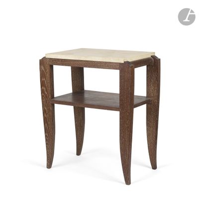 La table d'appoint est en bois et possède un plateau en marbre.