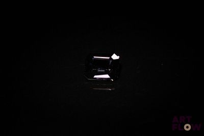 l'image d'un diamant noir dans l'obscurité