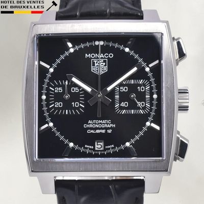 Gros plan sur une montre à cadran noir