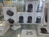 une vitrine en verre sur laquelle sont exposés plusieurs objets