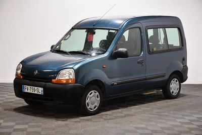 une petite camionnette bleue garée sur un sol à damier
