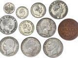 gros plan d'un paquet de pièces de monnaie sur une surface blanche