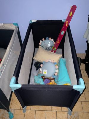 deux lits bébé placés côte à côte à même le sol