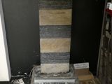 une photo d'une pièce où il y a beaucoup de cartons par terre